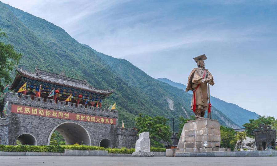 (备选10)绵虒古城+孟蓓+摄于汶川县绵虒镇大禹广场+13668108263